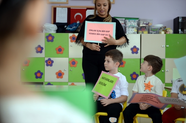 Hayvan sevgisini aşılamak için çocuklara kedi maması dağıtıldı